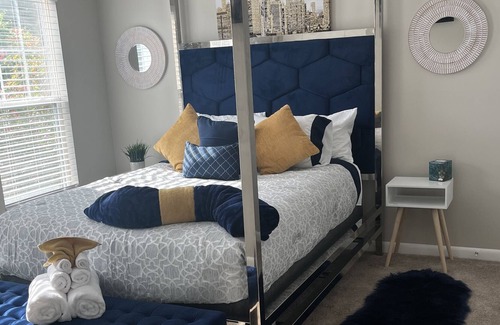 Columbia Apartment | Cozy up into Bold,Beautiful ,Blue stunning home!