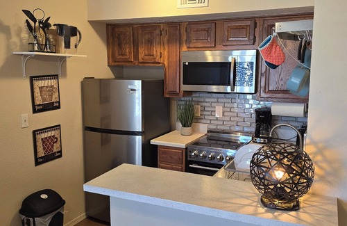 Oklahoma City Apartment | Cozy Updated Cove of Heaven, 5 mins from Lake Hefner and mall. Centrally located
