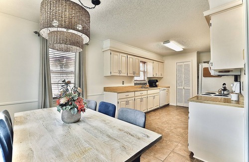 Lakeland House | Cozy Updated Lakefront Home