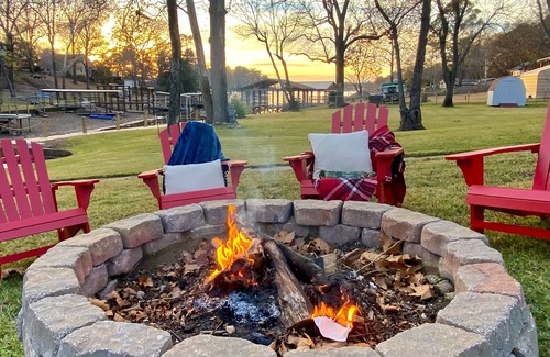 Lakeland House | Cozy Updated Lakefront Home