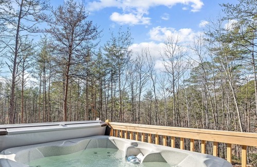 Lake Lure Cabin | Cozy Upscale 2 BR Cabin w/ 4-Person Hot Tub, Close to Lake Lure, Chimney Rock