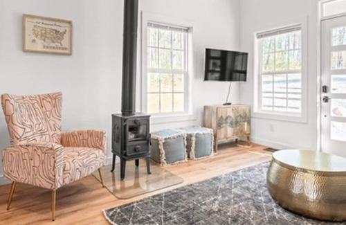 Lake Lure Cabin | Cozy Upscale 2 BR Cabin w/ 4-Person Hot Tub, Close to Lake Lure, Chimney Rock