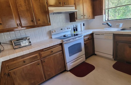 Colfax Cabin | Cozy Upstairs Cabin w/Canal Views 45 mins to slopes & 10 mins to Rollins Lake