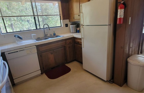 Colfax Cabin | Cozy Upstairs Cabin w/Canal Views 45 mins to slopes & 10 mins to Rollins Lake