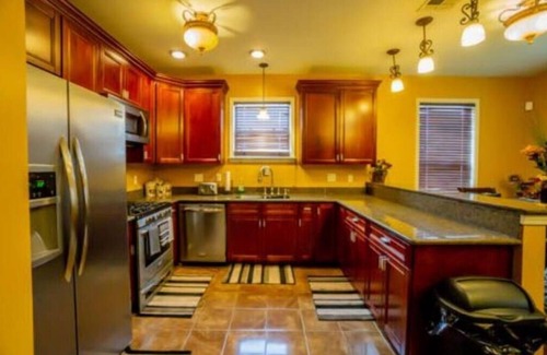 Hollygrove House | Cozy Uptown Carrollton Home - 3 Miles to the Superdome!