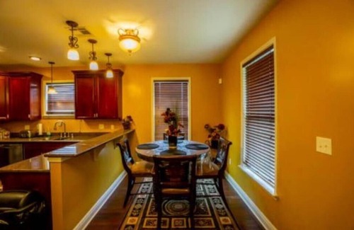 Hollygrove House | Cozy Uptown Carrollton Home - 3 Miles to the Superdome!