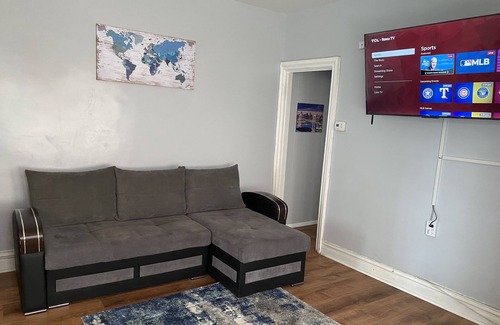 East Flatbush House | Cozy Urban Apartment! Private & Perfect for long stays! W/ High speed Internet.