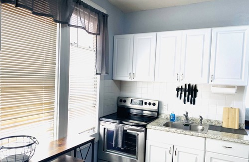 East Flatbush House | Cozy Urban Apartment! Private & Perfect for long stays! W/ High speed Internet.
