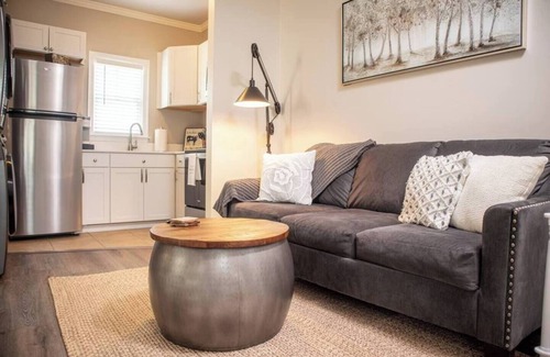 Montgomery Apartment | Cozy Urban Nook in the Heart of the City