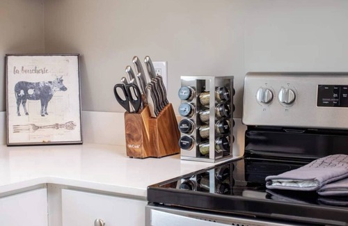 Montgomery Apartment | Cozy Urban Nook in the Heart of the City