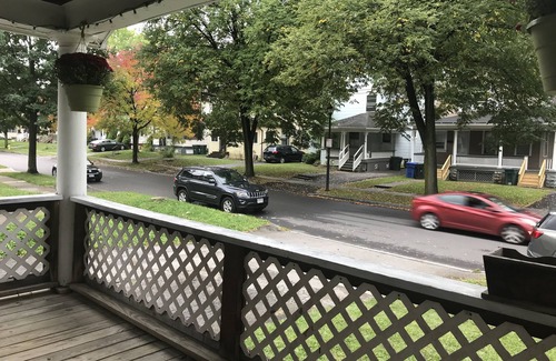 Rochester House | Cozy Urban Retreat in Rochester 7-10 min to Airport, UofR, Downtown, Eastman