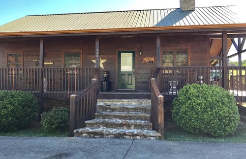 Gatlinburg - Pigeon Forge Cabin | Cozy Valley Retreat in the Smoky Mountains , Perfect Vacation Cabin