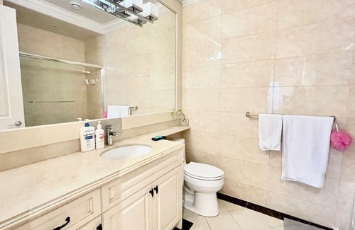 Oakridge House | Cozy Vancouver Luxury Guest House close to everything!
