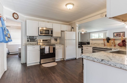 Bennington House | Cozy Vermont Lodge |Hot Tub|Stream | Private | Wifi | SatTV, Beautiful Waterfront Vermont Retreat