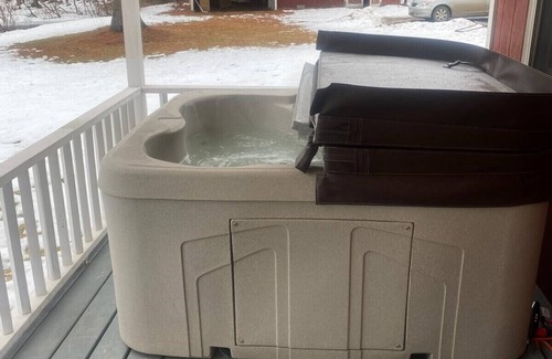 Bennington House | Cozy Vermont Lodge |Hot Tub|Stream | Private | Wifi | SatTV, Beautiful Waterfront Vermont Retreat