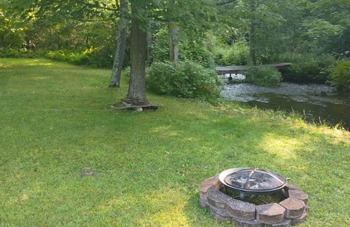 Bennington House | Cozy Vermont Lodge |Hot Tub|Stream | Private | Wifi | SatTV, Beautiful Waterfront Vermont Retreat