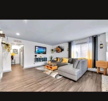 Detroit Villa | Cozy Villa Mini Hotel style
