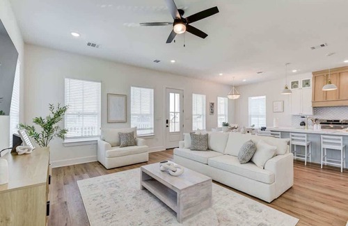 Galveston House | Cozy Villa: Walk to Beach!