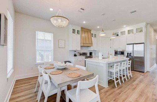 Galveston House | Cozy Villa: Walk to Beach!