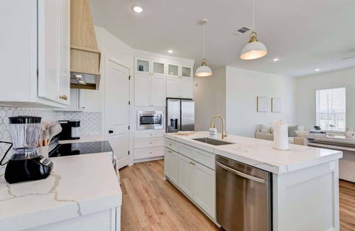 Galveston House | Cozy Villa: Walk to Beach!