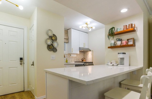Norwich Villa | Cozy Villa with King Bed and Queen Sofa Bed near Mohegan Casino with Hot Tub