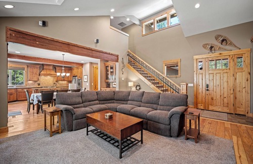 Sunriver House | Cozy Village Home with Hot Tub, A/C & Ping Pong