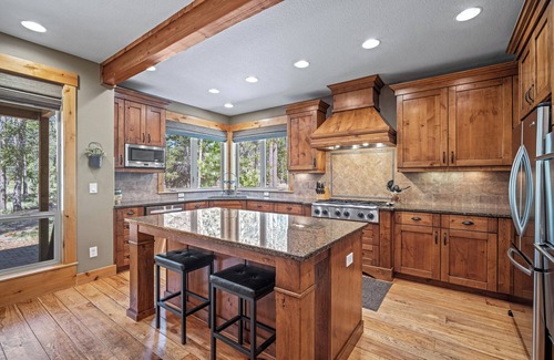 Sunriver House | Cozy Village Home with Hot Tub, A/C & Ping Pong
