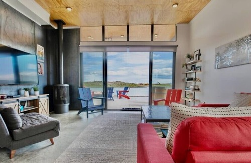 Quincy Cabin | Cozy vineyard home with a hot tub at the Gorge Amphitheater. Inside CaveB Winery