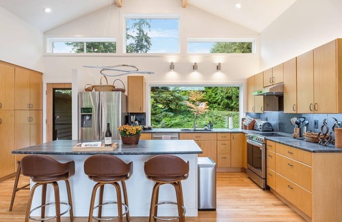 West Ridge House | Cozy Vino Valley Vista Home with views & parking BY Betterstay