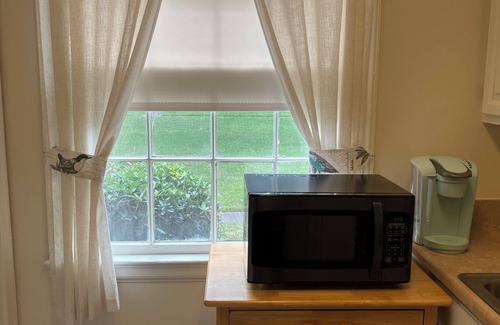 Columbia Condo | Cozy vintage Heathwood condo 2.5 miles to USC, 8-12 min to all hospitals