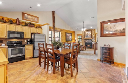Branson Theater District Cabin | Cozy Walk-in Cabin with Gas Fireplace - 2 Minutes from Branson Shopping!