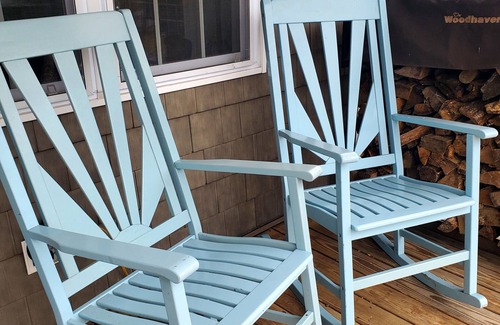 Niantic Cottage | Cozy & Warm Getaway Cottage in Beach Community