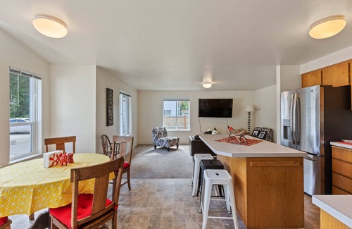West Hills House | Cozy Water Front with Puget Sound Bay View in your Backyard