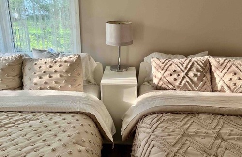 Bolsover House | Cozy waterfront cottage with private shoreline