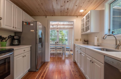 Hancock House | Cozy waterfront cottage 30 minutes from Acadia National Park