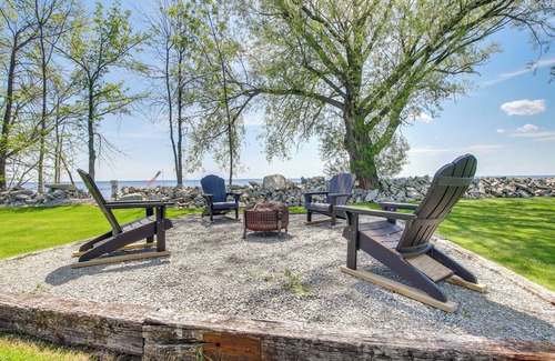 Oconto Cabin | Cozy Waterfront Home on the Bay of Green Bay!
