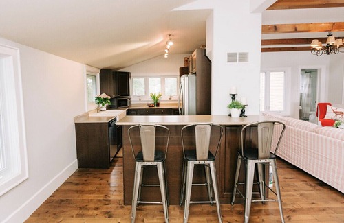 Bala Cottage | Cozy Waterfront Lake Muskoka Property