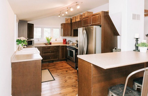 Bala Cottage | Cozy Waterfront Lake Muskoka Property
