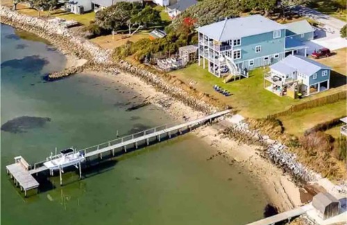 Harkers Island Resort | Cozy waterfront retreat with lighthouse view.