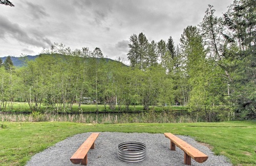 Paradise Estates Cabin | Cozy Waterside Chalet By Mt Rainier National Park!