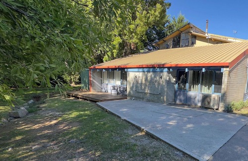 Jindabyne Villa | Cozy, well appointed unit near centre of Jindabyne and 30mins to snowfields.