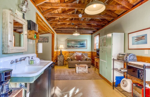 Florence Apartment | Cozy & Well-Decorated Cabin with Close Beach Access - Dog Friendly