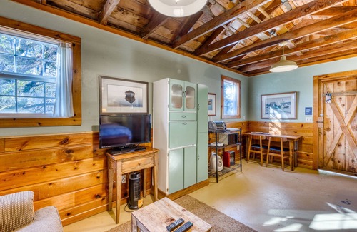 Florence Apartment | Cozy & Well-Decorated Cabin with Close Beach Access - Dog Friendly