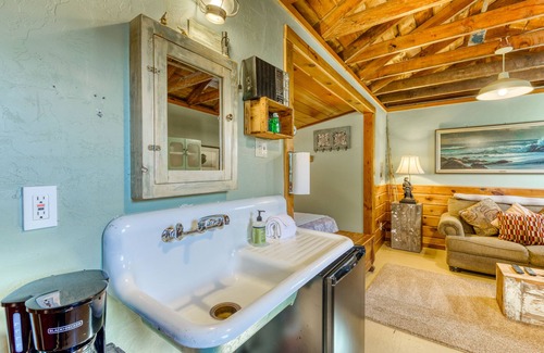 Florence Apartment | Cozy & Well-Decorated Cabin with Close Beach Access - Dog Friendly