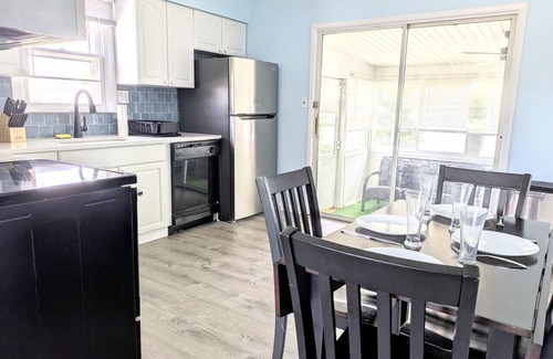 Villas House | Cozy White Cottage by the Bay