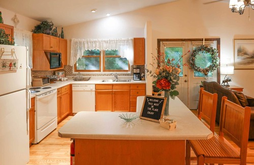 Whittier House | Cozy Whittier Home w/Fire Pits < 15 Mi to Hiking!