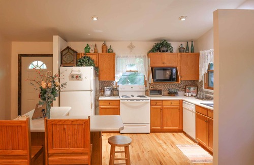 Whittier House | Cozy Whittier Home w/Fire Pits < 15 Mi to Hiking!