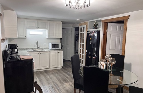 Oro-Medonte House | Cozy Whole Home, Pet Friendly, & Central to Lake Simcoe, Rama & Horseshoe Valley