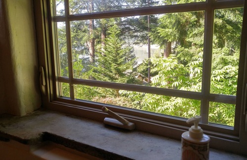 Olympia House | Cozy Winter Retreat at Sunrise Beach Cottage