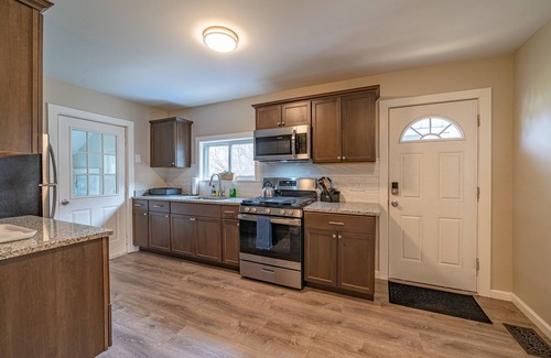 Rochester House | Cozy~Winton Village~King~Short walk to restaurants